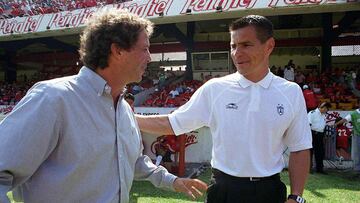FUTBOL MEXICANO APERTURA 2002
18 October 2002: General view Daniel Brailovsky coach Veracruz and Alfredo Tena (R) coach Pachuca, during week 14 of the Torneo Apertura 2002 of Mexican Soccer./Vista general de Daniel Brailovsky entrenador de Veracruz y Alfredo Tena (D) entrenador del Pachuca, durante juego de la jornada 14 del Torneo de Apertura 2002 Futbol Mexicano. MEXSPORT/SAUL RAMIREZ