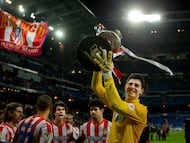 Courtois levanta la última Copa del Rey que el Atlético ganó, en el Bernabéu, al Madrid.