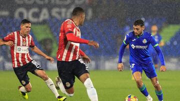 Munir, ha ganado protagonismo en los partidos amistosos del Getafe, en una acci¨®n contra Chivas de Guadalajara.