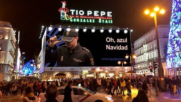 La Policía Nacional ha lanzado su propia versión del cartel de Netflix de 'Narcos' de la Puerta del Sol de Madrid para proclamar una Navidad azul y anunciar su campaña antidroga