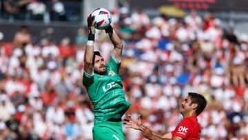 Dimitrievski para un balón del mallorquinista Abdón Prats.