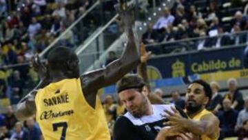 Sitapha Savané trata de frenar a Seeley.