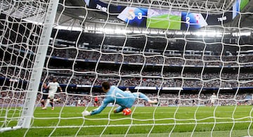 El tiro del delantero gallego pas por debajo de Courtois golpeando al arquero belga, pero el baln sobrepas al guardameta.