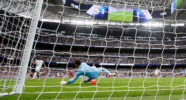 El tiro del delantero gallego pasó por debajo de Courtois golpeando al arquero belga, pero el balón sobrepasó al guardameta.
