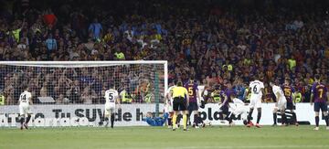 Messi acortó distancias marcando el 1-2 tras el rechace de una ocasión de Lenglet.










