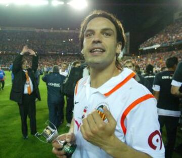 Se proclama Campeón de la Copa del Rey en 2008, marcando un gol en la misma final.