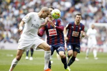 Pepe lucha por el balón.