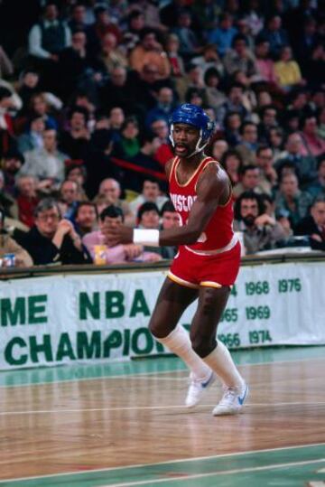 Calvin Murphy (Rockets), durante un partido disputado en el Boston Garden en 1980.