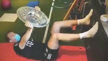 Neuer no sabe que hacer con tantos trofeos de Bundesliga y ahora hace abs con ellos