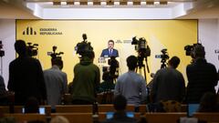 El presidente de la Generalitat de Catalunya y candidato a la reelección, Pere Aragonès, durante una rueda de prensa, a 29 de abril de 2024, en Barcelona, Catalunya (España). Aragonès ha comparecido después de que el presidente del Gobierno anunciara hoy por la mañana que continúa al frente del Ejecutivo tras cinco días de reflexión después de las investigaciones judiciales a su esposa, Begoña Gómez a raíz de la denuncia presentada por Manos Limpias. Durante la rueda de prensa, ERC ha denunciado ‘la maniobra política’ del líder socialista en vísperas de los comicios catalanes del 12 de mayo.
29 ABRIL 2024;ARAGONÈS;BARCELONA;CATALUNYA;GOBIERNO
Lorena Sopêna / Europa Press
29/04/2024