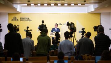 El presidente de la Generalitat de Catalunya y candidato a la reelección, Pere Aragonès, durante una rueda de prensa, a 29 de abril de 2024, en Barcelona, Catalunya (España). Aragonès ha comparecido después de que el presidente del Gobierno anunciara hoy por la mañana que continúa al frente del Ejecutivo tras cinco días de reflexión después de las investigaciones judiciales a su esposa, Begoña Gómez a raíz de la denuncia presentada por Manos Limpias. Durante la rueda de prensa, ERC ha denunciado ‘la maniobra política’ del líder socialista en vísperas de los comicios catalanes del 12 de mayo.
29 ABRIL 2024;ARAGONÈS;BARCELONA;CATALUNYA;GOBIERNO
Lorena Sopêna / Europa Press
29/04/2024