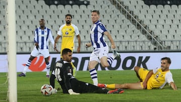 Belgrade (Serbia), 24/10/2024.- Real Sociedad's Sergio Gomez (C) scores the 0-2 goal against Maccabi's goalkeeper Roi Mishpati (L) during the UEFA Europa League soccer match between Maccabi Tel Aviv and Real Sociedad, in Belgrade, Serbia, 24 October 2024. (Belgrado) EFE/EPA/ANDREJ CUKIC