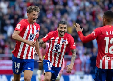 Alegría de Llorente y Correa tras el primer tanto del partido. 