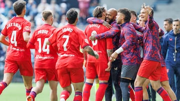 Gudelj abraza a Marcao, los dos capitanes que quedan.