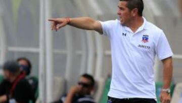 Héctor Tapia debutó como técnico del primer equipo albo el 20 de octubre de 2013, cuando reemplazo al cesado Gustavo Benítez.