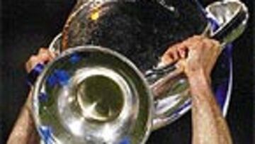 <b>2002</b>. Con el Madrid consigue su gran sueño de ser campeón de la Copa de Europa.