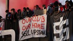 Soccer Football - Arsenal fans protest against owner after failed launch of a European Super League - Emirates Stadium, London, Britain - April 23, 2021  Arsenal fans demonstrate at owner Stan Kroenke&#039;s involvement in the failed launch of a European 