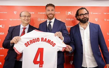 Jos谷 Castro, presidente del Sevilla, Sergio Ramos y el director deportivo, V赤ctor Orta, comparecen ante los medios de comunicaci車n en la sala de prensa del estadio Ram車n S芍nchez Pizju芍n.