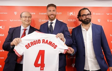 José Castro, presidente del Sevilla, Sergio Ramos y el director deportivo, Víctor Orta, comparecen ante los medios de comunicación en la sala de prensa del estadio Ramón Sánchez Pizjuán.