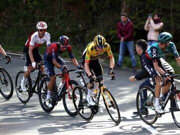 El ciclista colombiano del Team Ineos Grenadiers logró el título de la Itzulia Basque Country tras terminar cuarto en la última etapa.
