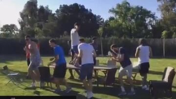 Los jugadores del Real Madrid bailando en el jard&iacute;n de Sergio Rodr&iacute;guez.