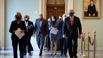 El l&iacute;der de la mayor&iacute;a del Senado Charles E. Schumer (C) (D-NY) camina con los legisladores dem&oacute;cratas en Capitol Hill el 9 de febrero de 2021, en Washington, DC.
