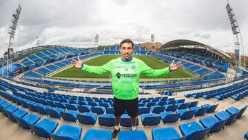 Damián Suárez posa para As en el Coliseum tras batir el record de partidos en Primera con el Getafe.
