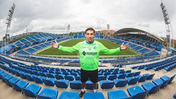 Dami&aacute;n Su&aacute;rez posa para As en el Coliseum tras batir el record de partidos en Primera con el Getafe.