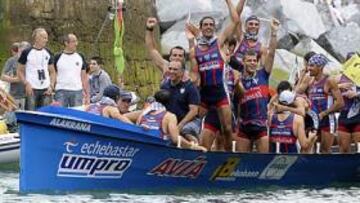 <b>DE AZUL. </b>La cuadrilla bermeotarra, a su llegada a puerto tras ganar.