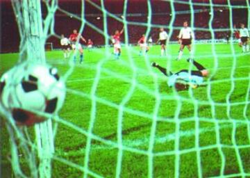 La final de la Eurocopa de Yugoslavia en 1976 entre Checoslovaquia y Holanda (que ganaron los checos) pasará a la historia por una cosa: el penalti de Panenka.
El partido terminó 2-2 y, tras la prórroga, se sucedió la tanda de penaltis.