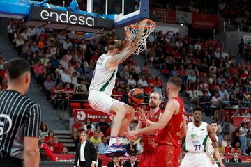 GRAF4197. ZARAGOZA (ESPAÑA), 23/04/2023.- Dylan Osetkowski del Unicaja entra a canasta hoy, durante un partido de la liga ACB, entre Zaragoza Casademont y Unicaja, en Zaragoza (España). EFE/ Javier Belver
