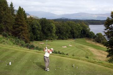 El campo de 18 hoyos (9 en el camino alto y 9 en el camino bajo) es considerado uno de los mejores del mundo. Rodeado de prados verdes tiene un gran obstáculo, el lago Loch Lomond.