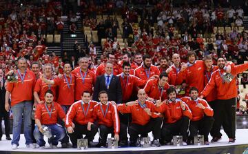 Faltaron jugadores claves del éxito anterior. Del equipo campeón del mundo el debutante Cadenas no pudo contar con Alberto Entrerríos, con Sterbik y con Aginagalde. Pese a todo, el bronce fue un éxito. 