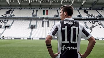 Paulo Dybala luciendo su nuevo dorsal.