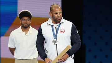 PARÍS, 06/08/2024.- El luchador chileno Yasmani Acosta posa con la medalla de plata en el podio de la final de Lucha Grecorromana, 130 kg masculino, de los Juegos Olímpicos París 2024, en la capital gala. EFE/ Miguel Gutiérrez