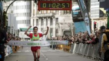 Ayad Lamdassem entra victorioso en la Media Marat&oacute;n de A Coru&ntilde;a, campeonato de Espa&ntilde;a. 