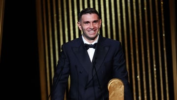 Emiliano Martínez tras recibir el Trofeo Yashin durante la gala del Balón de Oro de 2024.