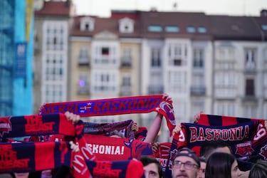 Aficionados y jugadores del Baskonia celebran en las calles de Vitoria la conquista de su histórica séptima Copa del Rey, en una jornada teñida de azulgrana.
