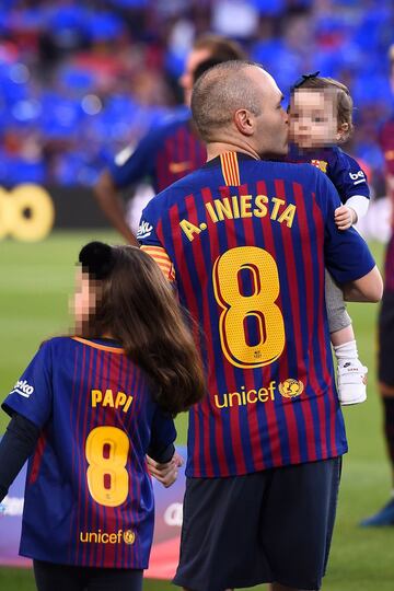 Andrés Iniesta tribute on final appearance for Barcelona.