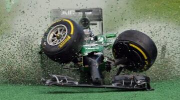 MARZO 2014. Accidente del Caterham-Renault del piloto japonés Kamui Kobayashi durante el GP de Australia de Fórmula uno. 
