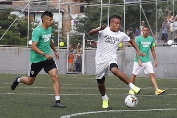 La cancha sintética Villa del Socorro, del barrio Andalucía en Medellín, recibió a varios jugadores profesionales de los equipos antioqueños. Sebastián Gómez, Andrés Ricaurte, Neider Moreno, Daniel Muñoz, entre muchos más.