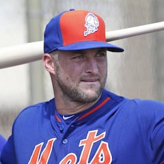 Tim Tebow se presenta con los Mets ante una multitud