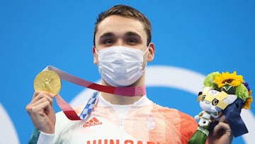 Tokyo 2020 Olympics - Swimming - Men's 200m Butterfly - Medal Ceremony - Tokyo Aquatics Centre - Tokyo, Japan - July 28, 2021. Kristof Milak of Hungary poses with his gold medal REUTERS/Kai Pfaffenbach