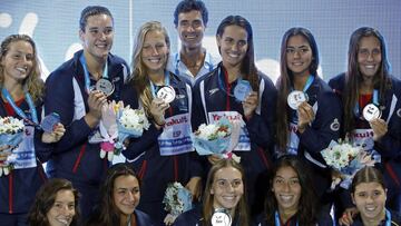 GRA408. BUDAPEST (HUNGR&Iacute;A), 28/07/2017.- Las waterpolistas espa&ntilde;olas y el entrenador, Miky Oca (c, arriba), posan con sus medallas de plata tras perder ante EE.UU. en la final de waterpolo femenino disputada esta noche en el Mundial de Nataci&oacute;n que se celebra en Budapest (Hungr&iacute;a). EFE/Alberto Est&eacute;vez