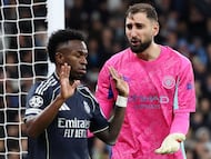 MANCHESTER (United Kingdom), 17/03/2026.- Manchester City goalkeeper Gianluigi Donnarumma (R) talks to Vinicius Junior of Real Madrid as Vinicius celebrates scoring a goal that was eventually disallowed for offside during the UEFA Champions League Round of 16 2nd leg match between Manchester City and Real Madrid in Manchester, Great Britain, 17 March 2026. (Liga de Campeones, Gran Bretaña, Reino Unido) EFE/EPA/ADAM VAUGHAN