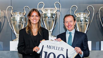 Moller posa con la camiseta conmemorativa de sus 100 partidos con el Real Madrid junto a Butragueño.