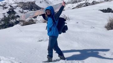 Ángel Candel con la tabla de snowboard en el Puig Tomir, Mallorca, nevado por la borrasca Juliette, en febrero del 2023.