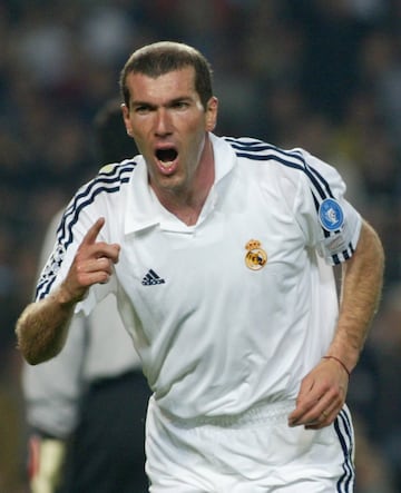 Zinedine Zidane, entonces jugador del conjunto blanco, celebra el gol que acababa de marcar al Bayer Leverkusen en la final de la Champions League de 2002. Entonces se cumpl¨ªa el Centenario del conjunto blanco. Por tal motivo se suprimi¨® cualquier tipo de publicidad para que la vestimenta fuese lo m¨¢s similar a las originarias. En la manga izquierda se puede apreciar el logotipo de la Champions, y justo debajo el logotipo del siglo de existencia madridista