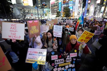 La gente asiste a una manifestación para conmemorar el Día Internacional de la Mujer en el paso de peatones de Shibuya en Tokio, Japón.