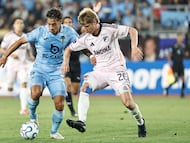 AME1004. RANCAGUA (CHILE), 07/04/2026.- Martín Sarrafiore (i) de O'Higgins disputa un balón con Andrés Llinás de Millonarios este martes, durante un partido de la Copa Sudamericana entre O'Higgins y Millonarios en el estadio Codelco El Teniente, en Rancagua (Chile). EFE/ Osvaldo Villarroel